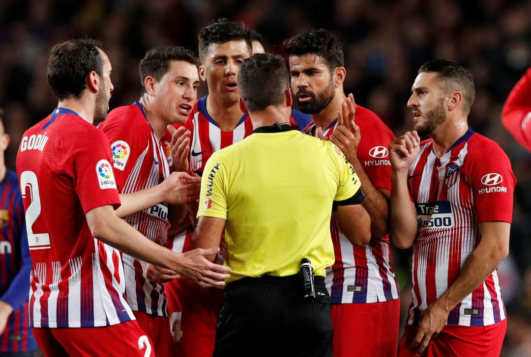 Diego Costa protesta su expulsión a Gil Manzano en el partido del pasado sábado en el Nou Camp. Diego Costa protesta su expulsión a Gil Manzano en el partido del pasado sábado en el Nou Camp.