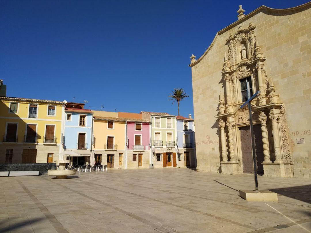 La emblemática Plaza Luis Foglietti, donde se acumulan los miles de peregrinos que hacen la romería a la Santa Faz. La emblemática Plaza Luis Foglietti, donde se acumulan los miles de peregrinos que hacen la romería a la Santa Faz.