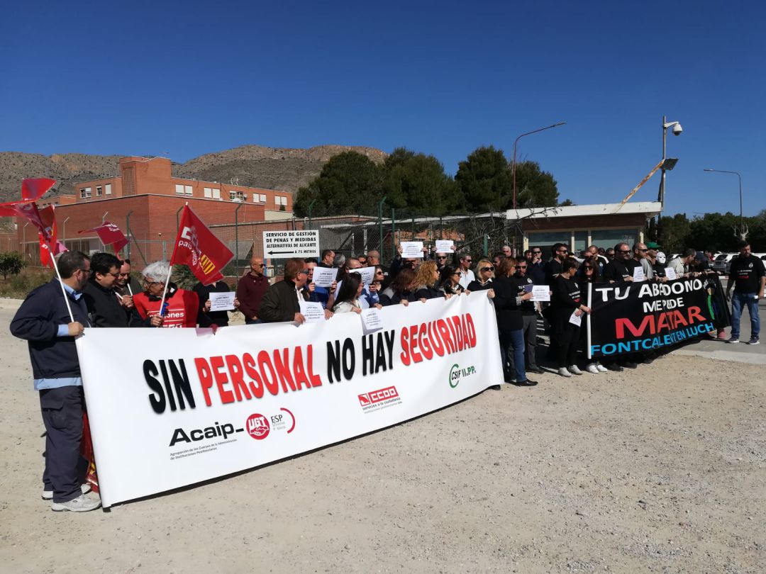 Los funcionarios de prisiones en Alicante Cumplimiento se han concentrado a las puertas de la cárcel contra la puesta en marcha de la Unidad de Madres. Los funcionarios de prisiones en Alicante Cumplimiento se han concentrado a las puertas de la cárcel contra la puesta en marcha de la Unidad de Madres.