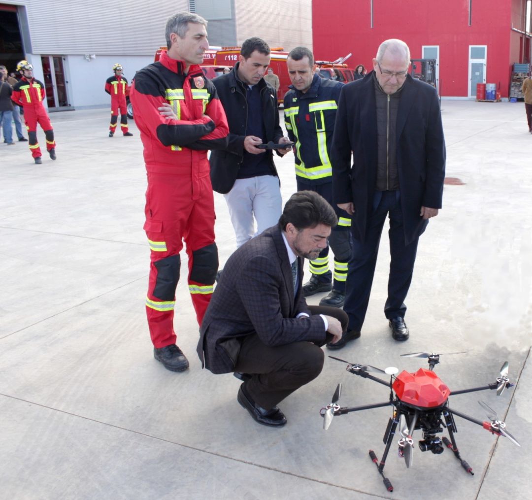 El alcalde Luis Barcala observa, junto con el edil de Seguridad, el dron de los bomberos municipales que vigilará la Santa Faz El alcalde Luis Barcala observa, junto con el edil de Seguridad, el dron de los bomberos municipales que vigilará la Santa Faz