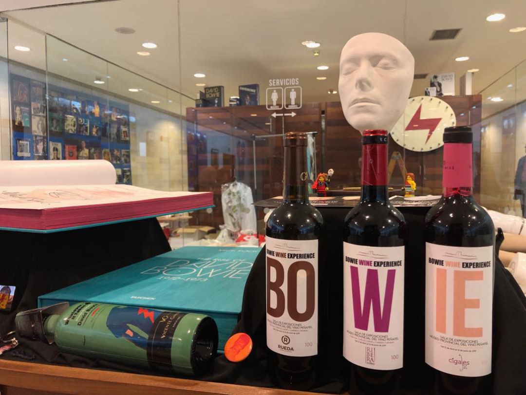 Parte de la muestra junto con el vino edición limitada creado para la ocasión Parte de la muestra junto con el vino edición limitada creado para la ocasión