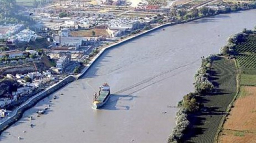 El puerto de Sevilla licita el dragado de mantenimiento del Guadalquivir