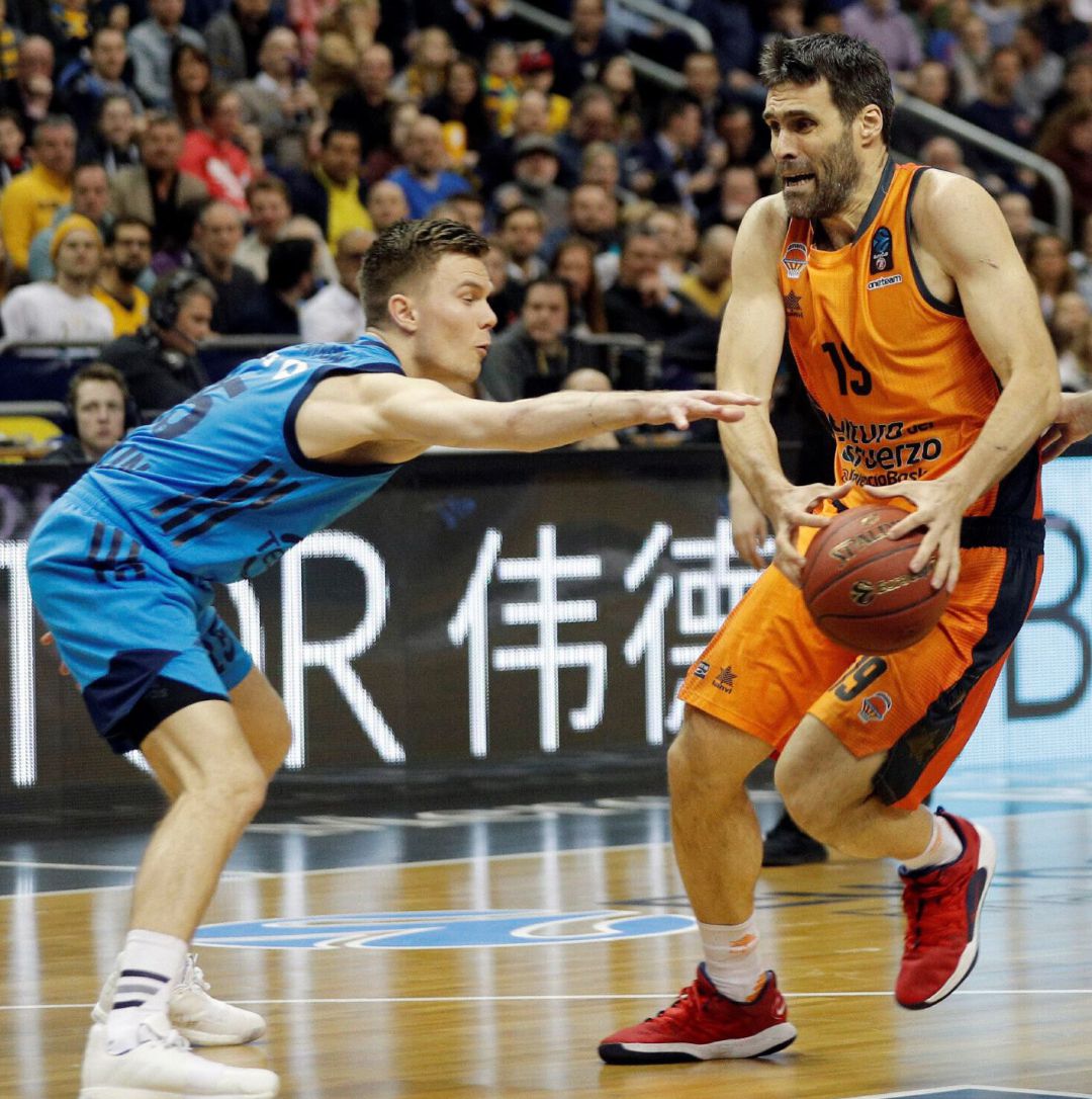 El alero del Valencia Basket, Fernando San Emeterio, trata de vencer la oposición del escolta del Alba Berlín, Martin Hermannsson, durante el segundo partido El alero del Valencia Basket, Fernando San Emeterio, trata de vencer la oposición del escolta del Alba Berlín, Martin Hermannsson, durante el segundo partido
