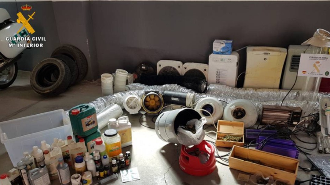 Localizada una vivienda para el cultivo de marihuana con una estancia oculta tras un armario giratorio