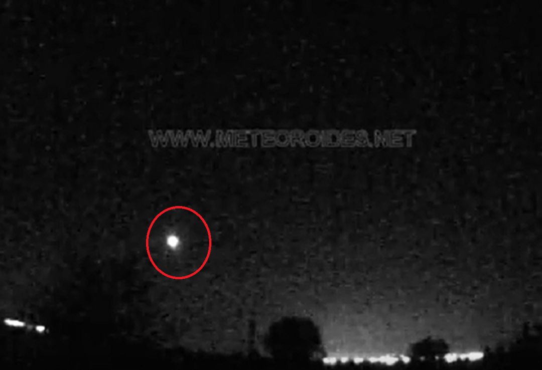 El meteorito que se ve en el vídeo fue grabado a las 5:06 horas del 12 de abril. El meteorito que se ve en el vídeo fue grabado a las 5:06 horas del 12 de abril.
