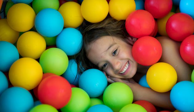 Una niña, sepultada por las bolas de un parque. Una niña, sepultada por las bolas de un parque.