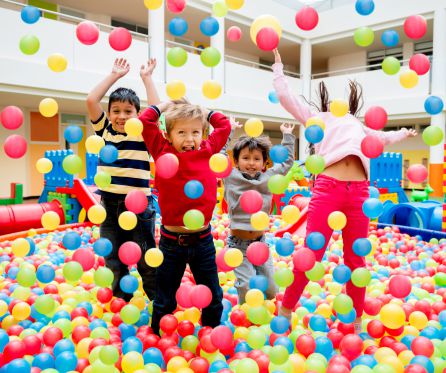 Los parques de bolas son un lugar habitual del ocio infantil. Los parques de bolas son un lugar habitual del ocio infantil.