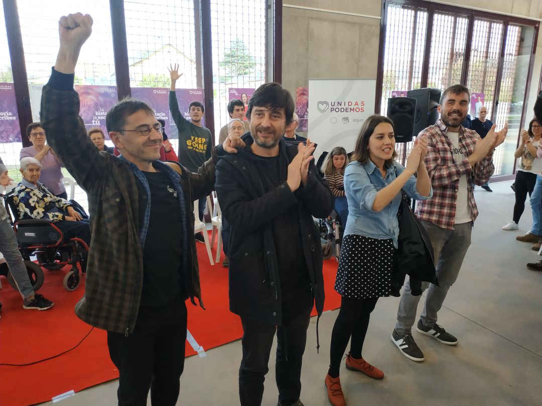 Los intervinientes en el mitin saludan Los intervinientes en el mitin saludan