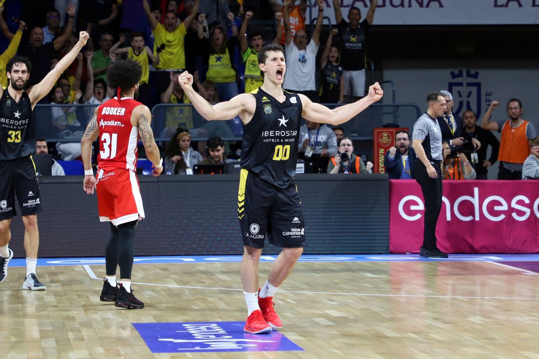 San Miguel y Beirán celebran la victoria ante la presencia de Booker San Miguel y Beirán celebran la victoria ante la presencia de Booker