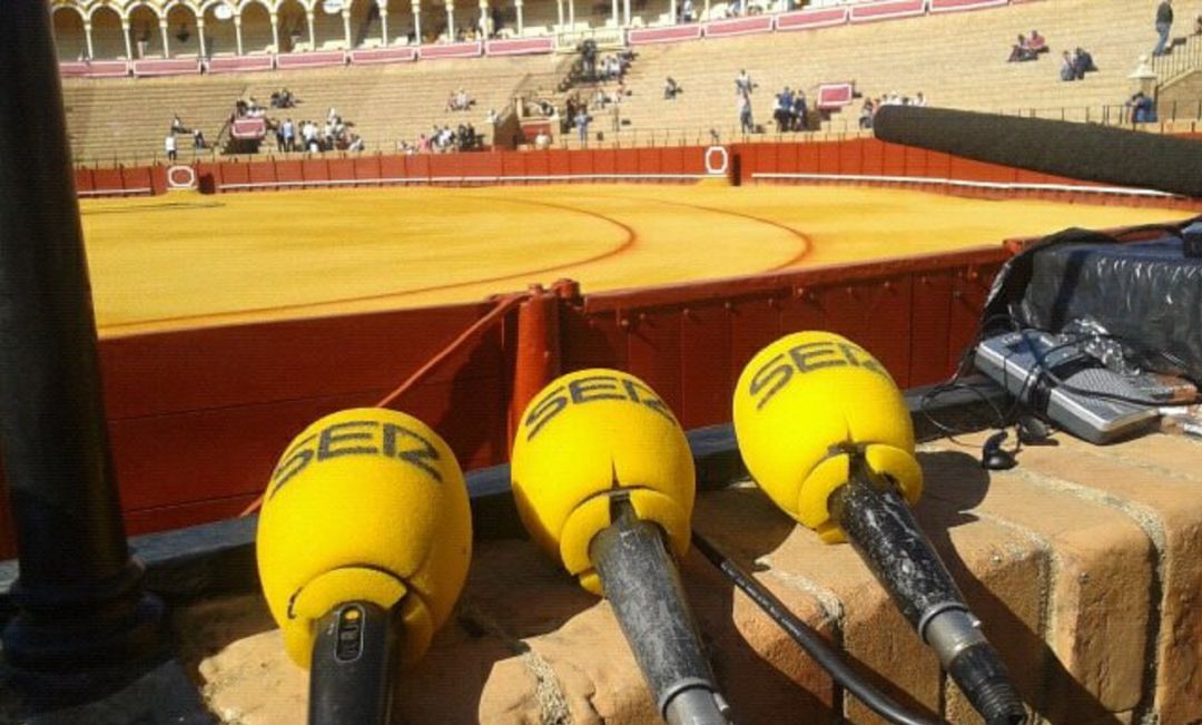 Los micrófonos de Radio Sevilla (Cadena SER) volverán a estar un año más en la plaza de toros de la Real Maestranza. Escúchanos en SER+Sevilla (96.5 FM) Los micrófonos de Radio Sevilla (Cadena SER) volverán a estar un año más en la plaza de toros de la Real Maestranza. Escúchanos en SER+Sevilla (96.5 FM)