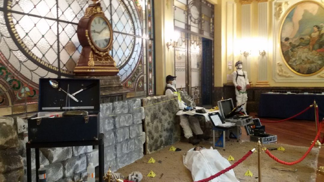 Recreación de una escena del crimen en la exposición del 25 aniversario de la Policía Científica en el edificio de Bantierra de Zaragoza Recreación de una escena del crimen en la exposición del 25 aniversario de la Policía Científica en el edificio de Bantierra de Zaragoza