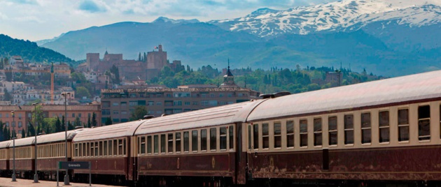El tren Al-Ándalus a su paso por la ciudad de Granada. El tren Al-Ándalus a su paso por la ciudad de Granada.