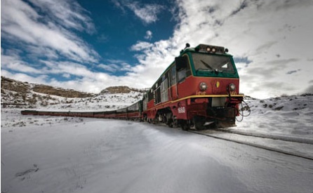 El expreso de la Robla a su paso por León en pleno invierno. El expreso de la Robla a su paso por León en pleno invierno.