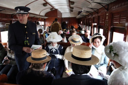 Pasajeros vestidos de la época en el Tren de la Fresa. Pasajeros vestidos de la época en el Tren de la Fresa.