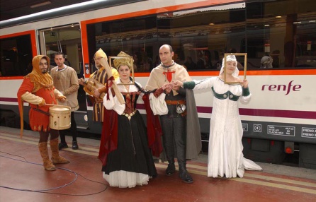 Personajes vestidos de la Edad Media en el tren a Sigüenza. Personajes vestidos de la Edad Media en el tren a Sigüenza.
