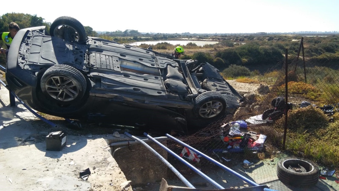 Vuelca un turismo en un accidente triple en Chiclana Vuelca un turismo en un accidente triple en Chiclana