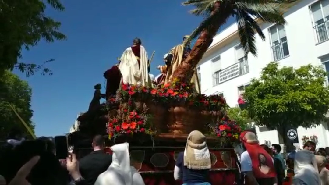 Herido leve un costalero al caer accidentalmente la palmera del paso de La Borriquita
