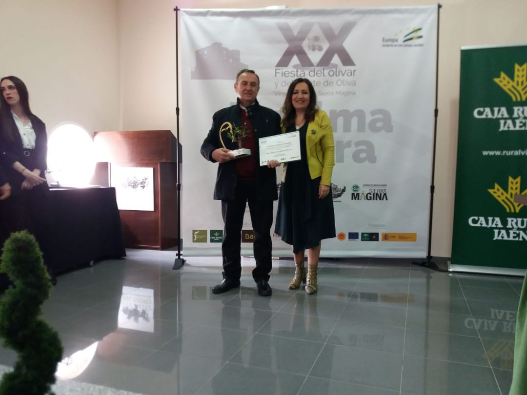 Momento de la entrega del premio Lechuza, en la Fiesta del Olivar de Sierra Mágina, por la subdelegada del gobierno, Catalina Madueño al presidente de la Cooperativa, Manuel Ogallar Momento de la entrega del premio Lechuza, en la Fiesta del Olivar de Sierra Mágina, por la subdelegada del gobierno, Catalina Madueño al presidente de la Cooperativa, Manuel Ogallar