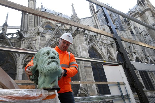 En los últimos días vario soperarios había retirado 16 estatuas de la catedral de Notre Dame para restaurarlas. En los últimos días vario soperarios había retirado 16 estatuas de la catedral de Notre Dame para restaurarlas.