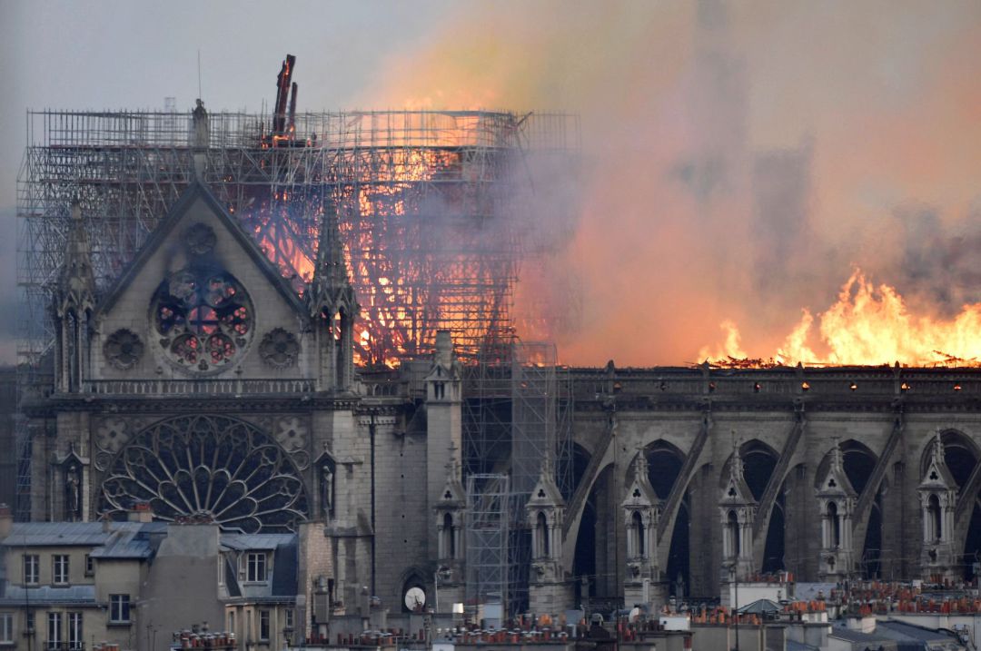 Vista de un incendio en la catedral de Notre Dame este lunes en París, Francia Vista de un incendio en la catedral de Notre Dame este lunes en París, Francia
