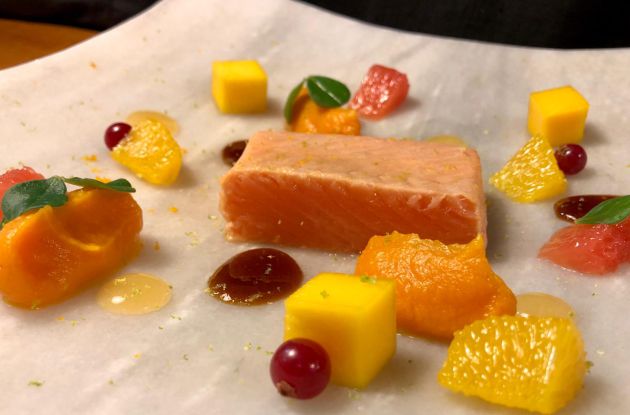 Trucha tibia con cítricos y frutas. Trucha tibia con cítricos y frutas.