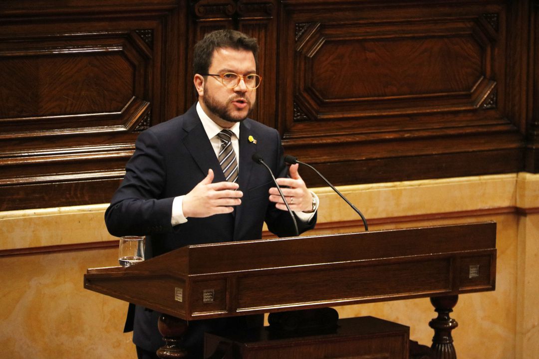 Pla americà del vicepresident de la Generalitat, Pere Aragonès, al faristol del Parlament durant el ple del 10 d'abril de 2019 (Horitzontal) Pla americà del vicepresident de la Generalitat, Pere Aragonès, al faristol del Parlament durant el ple del 10 d'abril de 2019 (Horitzontal)