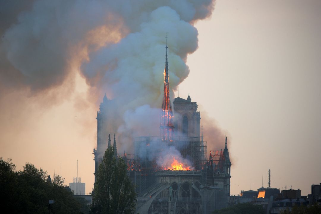 "El incendio está fuera de control, no es un incendio forestal y lanzar toneladas de agua puede colapsar la catedral" "El incendio está fuera de control, no es un incendio forestal y lanzar toneladas de agua puede colapsar la catedral"