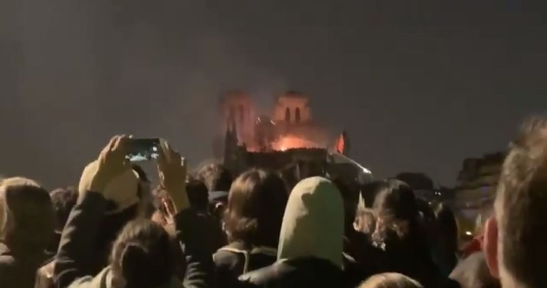 La espontánea reacción de los franceses en un puente cerca de Notre Dame La espontánea reacción de los franceses en un puente cerca de Notre Dame