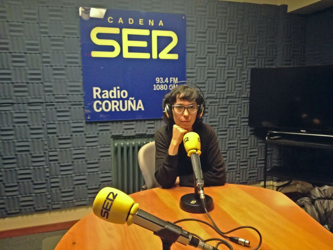 Edurne Portela en los estudios de Cadena SER en Radio Coruña. Edurne Portela en los estudios de Cadena SER en Radio Coruña.