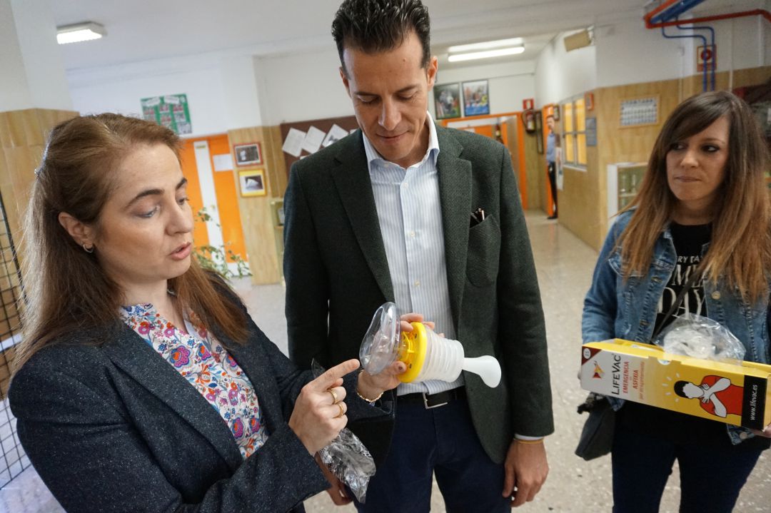Directora Miguel Hernández, Alcalde de Elda y concejala de educación con el dispositivo Directora Miguel Hernández, Alcalde de Elda y concejala de educación con el dispositivo