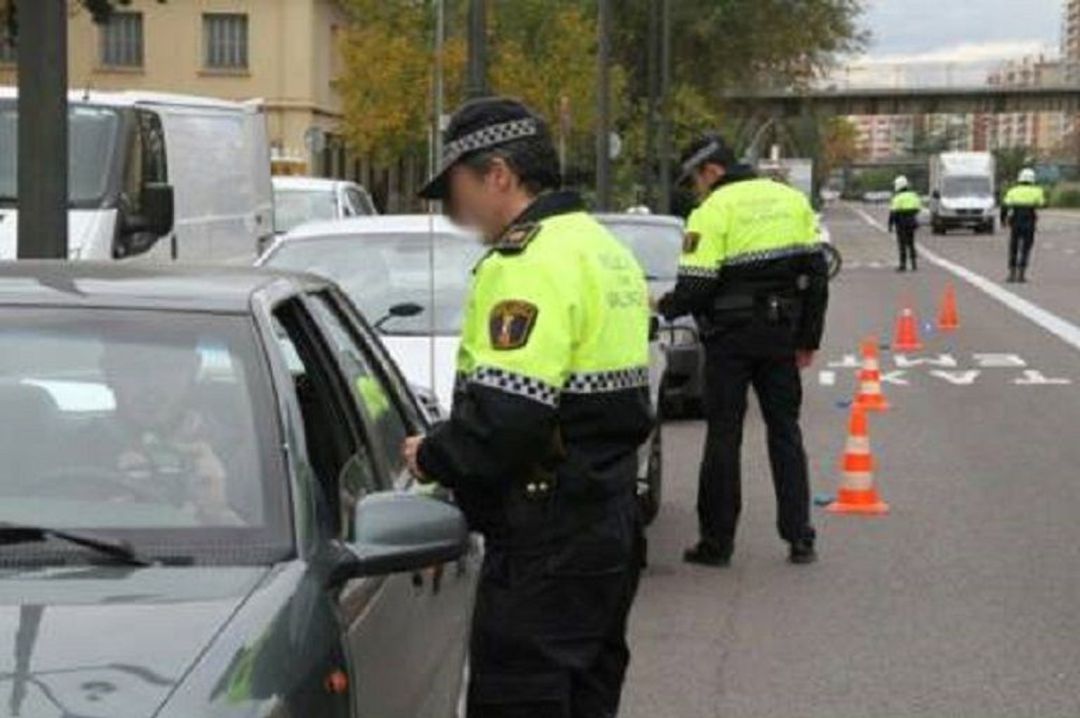 Policía Local en un control preventivo Policía Local en un control preventivo