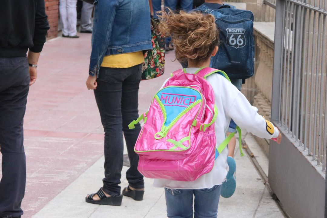 Una nena a l'escola a Ripoll Una nena a l'escola a Ripoll