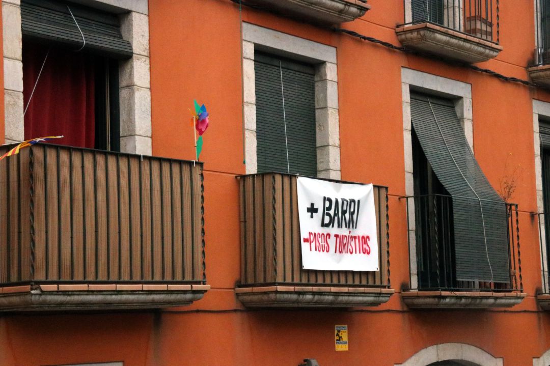 Una pancarta contra els pisos turístics al barri Vell de Girona Una pancarta contra els pisos turístics al barri Vell de Girona