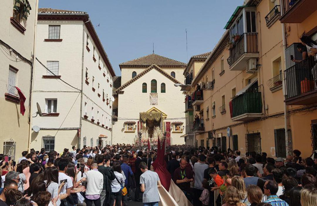 El palio de la Virgen de la Luz de la hermandad de El Trabajo en su calle de salida, Polinario El palio de la Virgen de la Luz de la hermandad de El Trabajo en su calle de salida, Polinario