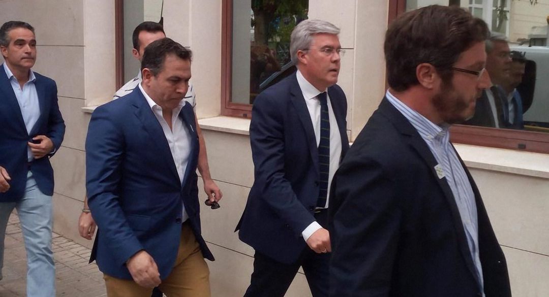 Fernández de Moya flanqueado por compañeros de su partido el día en el que acudió al Juzgado número 2 de Jaén como investigado en el caso Matinsreg. Fernández de Moya flanqueado por compañeros de su partido el día en el que acudió al Juzgado número 2 de Jaén como investigado en el caso Matinsreg.