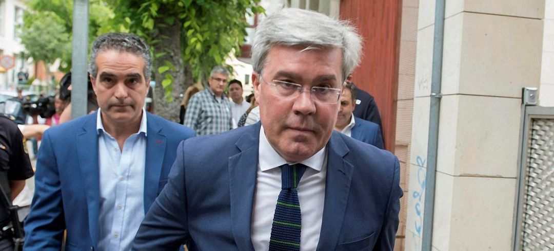 José Enrique Fernández de Moya a su entrada a los Juzgados de Jaén. José Enrique Fernández de Moya a su entrada a los Juzgados de Jaén.