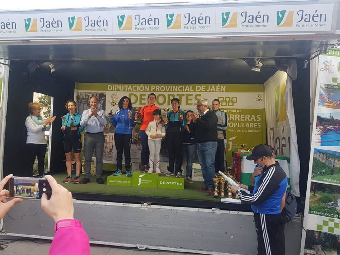 El alcalde y el diputado provincial entregan los trofeos a la categoria Veterana C Femenina El alcalde y el diputado provincial entregan los trofeos a la categoria Veterana C Femenina