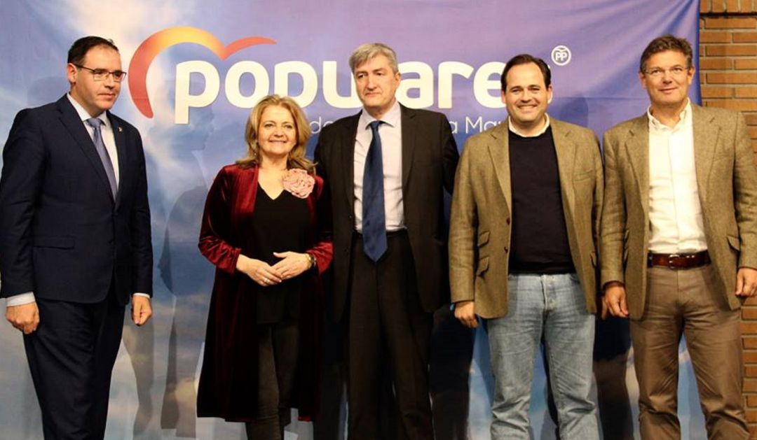 José Manuel Salas, en el centro, junto al resto de cargos del partido José Manuel Salas, en el centro, junto al resto de cargos del partido