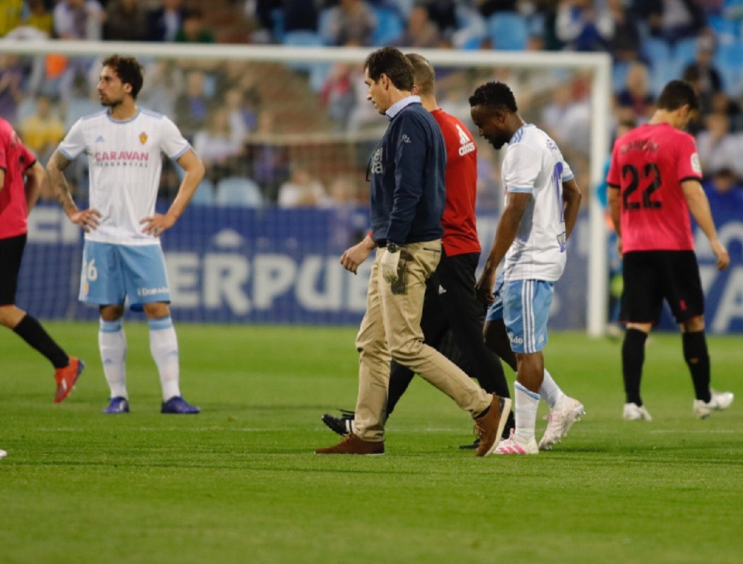 Igbekeme abandona el terreno de juego, tras sufrir una dura entrada de Boateng Igbekeme abandona el terreno de juego, tras sufrir una dura entrada de Boateng