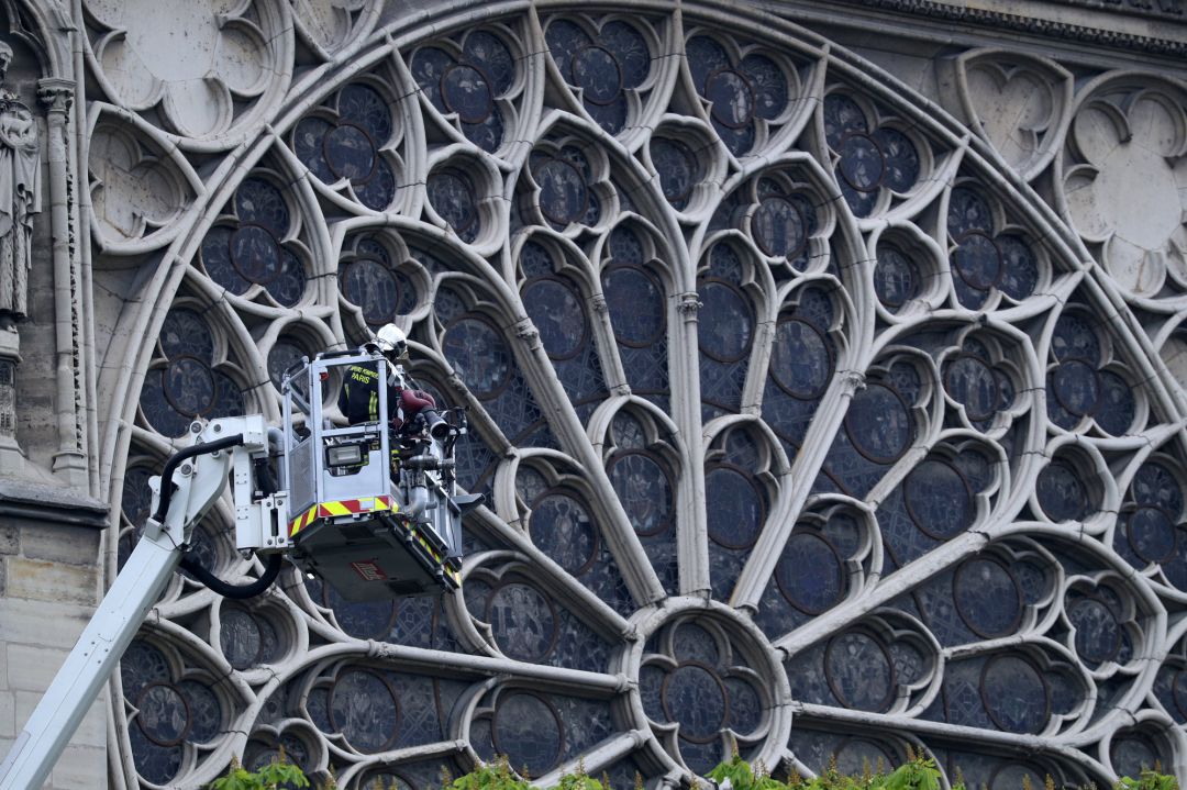 Los bomberos analizan posibles daños en el icónico rosetón de la catedral de Notre Dame. Los bomberos analizan posibles daños en el icónico rosetón de la catedral de Notre Dame.