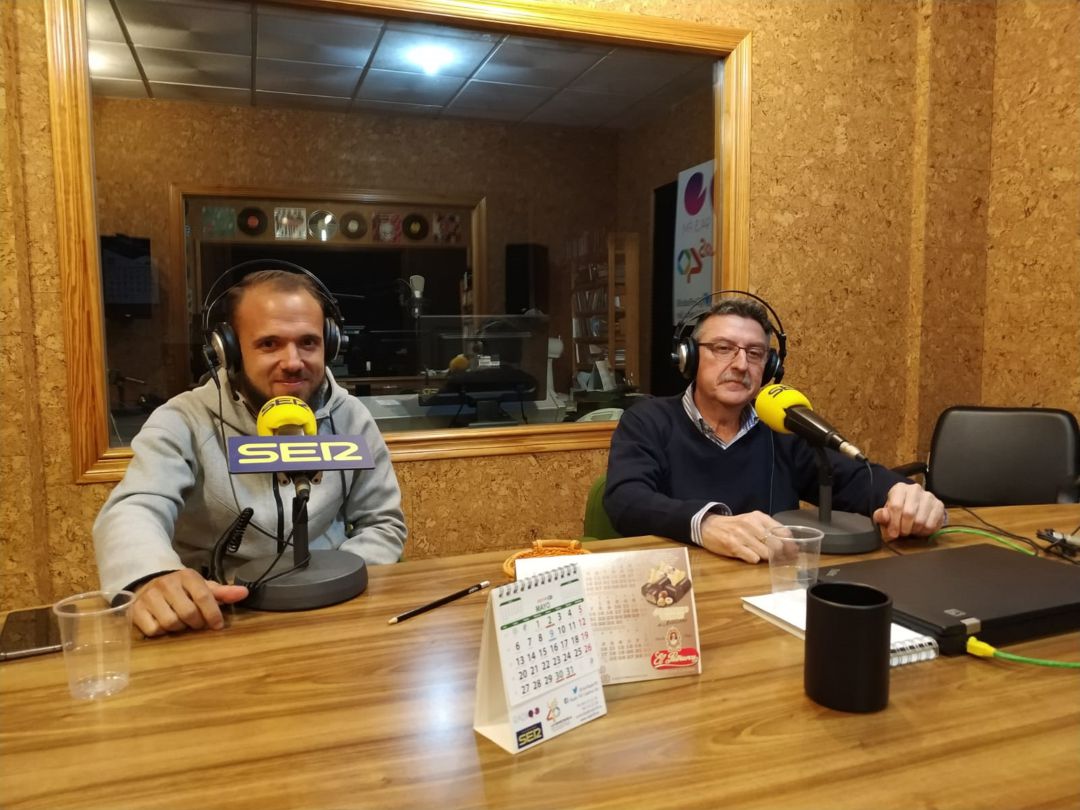 Jesús Ángel Gómez y Gabriel Navarro durante la entrevista mantenida en Radio 90. Jesús Ángel Gómez y Gabriel Navarro durante la entrevista mantenida en Radio 90.