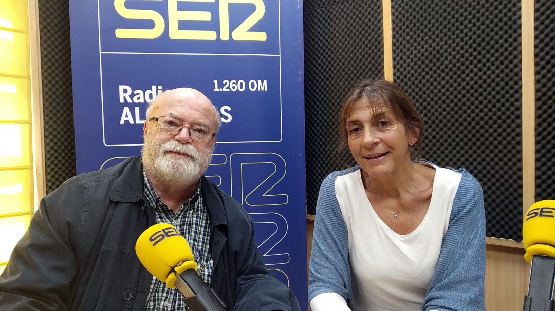 El profesor Carlos Gómez de Avellaneda y la autora de la obra que, sobre las pinturas rupestres de Bacinete,se puede contemplar en el Museo Municipal de Algeciras. El profesor Carlos Gómez de Avellaneda y la autora de la obra que, sobre las pinturas rupestres de Bacinete,se puede contemplar en el Museo Municipal de Algeciras.