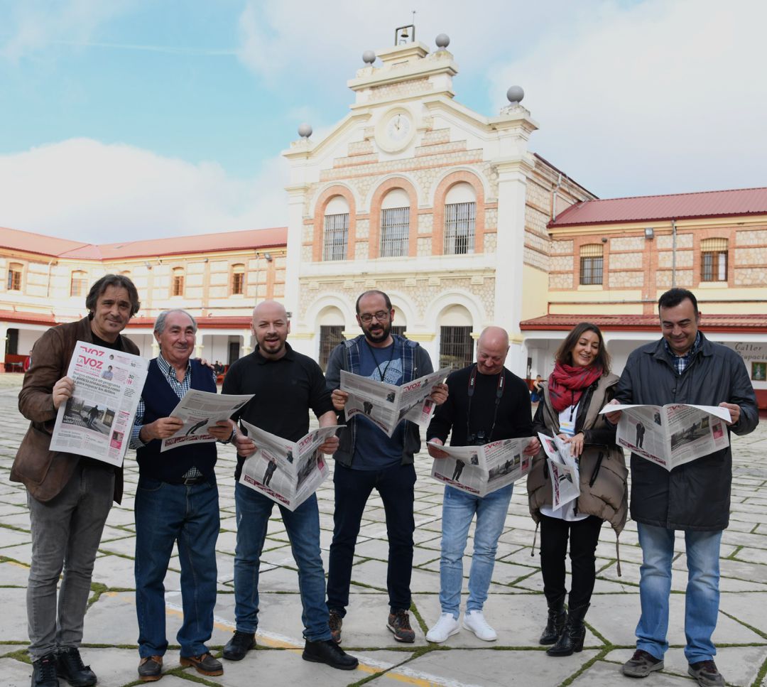 Equipo de internos y profesionales que elaboran 'La Voz del Patio' Equipo de internos y profesionales que elaboran 'La Voz del Patio'
