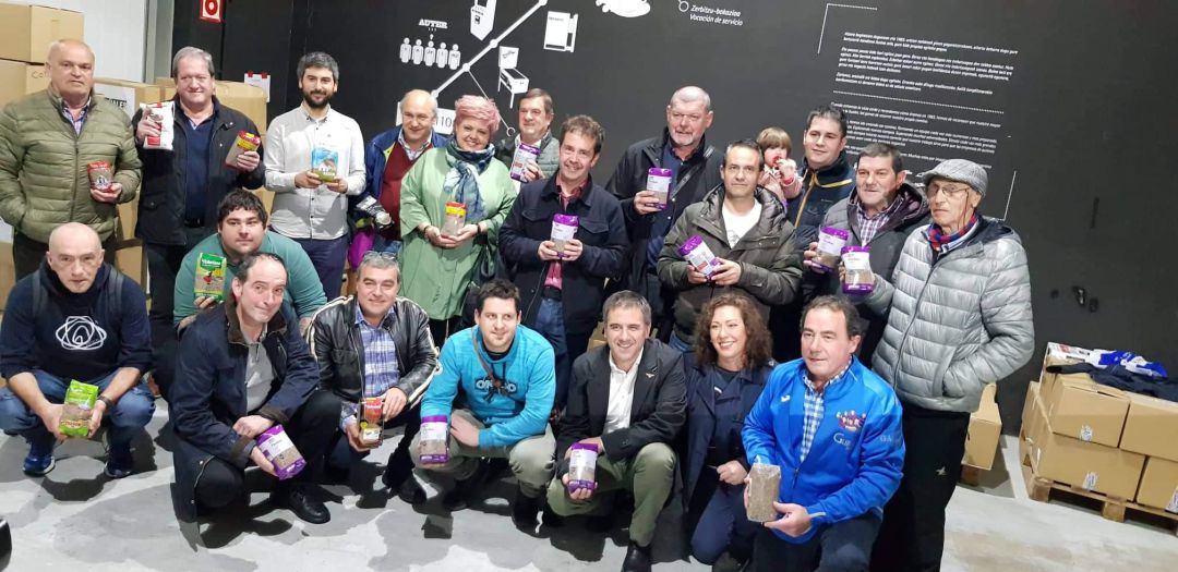 Algunos de los colaboradores de la campala se dieron cita ayer en las instalaciones de Urkotronik, en el polñigono de Matsaria Algunos de los colaboradores de la campala se dieron cita ayer en las instalaciones de Urkotronik, en el polñigono de Matsaria