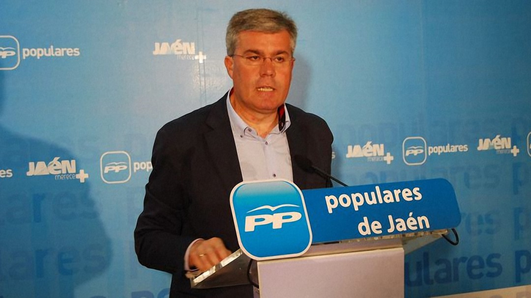Ciudadanos califica de "auténtica vergüenza" que De Moya siga de presidente de honor del PP