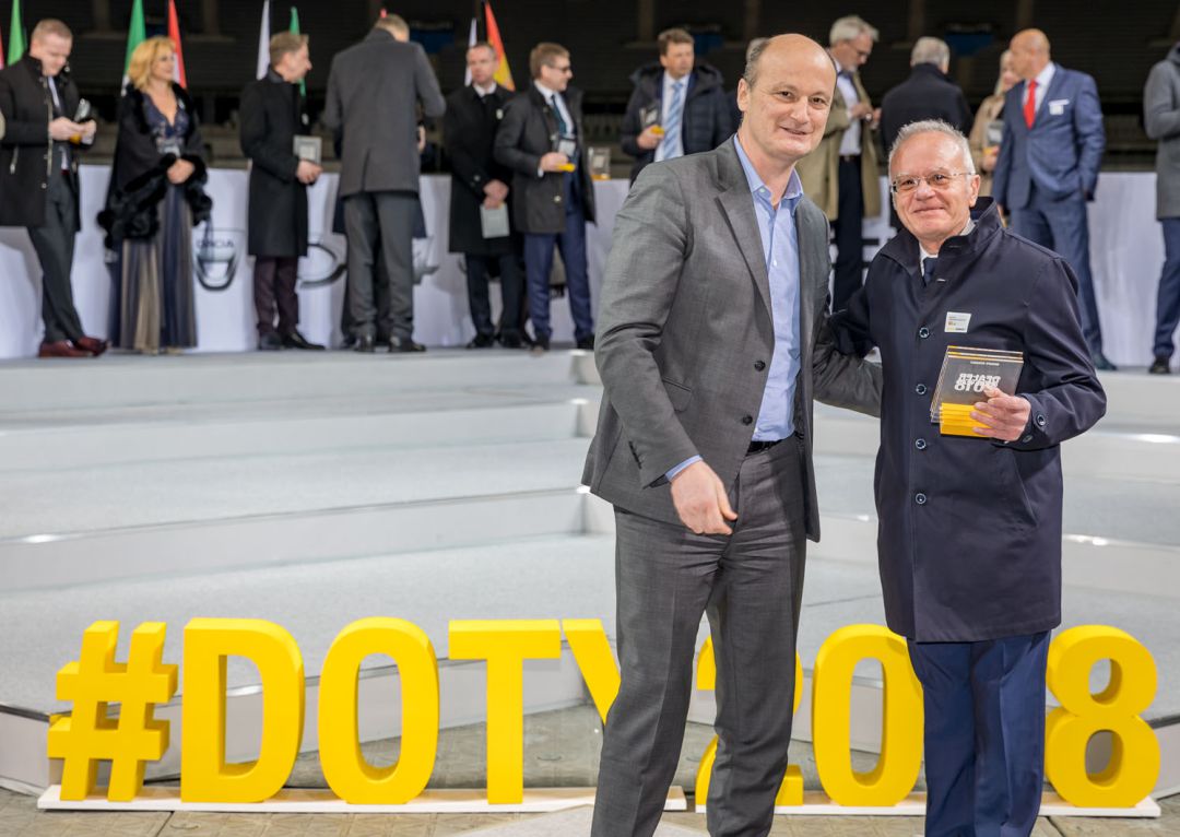 En el acto asistieron concesionarios Renault galardonados de todos los países del mundo. En la foto Gerardo Aragonés(Luis Aragonés y CIA S.L.), recogiendo el galardón como uno de los mejores concesionarios Renault de España. En el acto asistieron concesionarios Renault galardonados de todos los países del mundo. En la foto Gerardo Aragonés(Luis Aragonés y CIA S.L.), recogiendo el galardón como uno de los mejores concesionarios Renault de España.