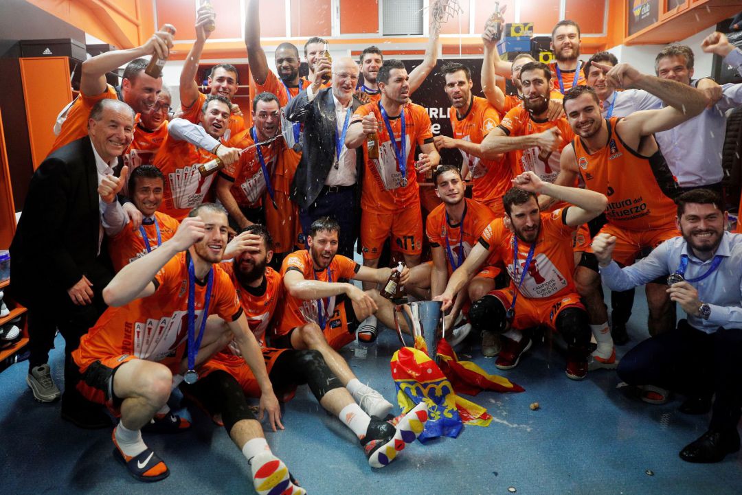 Los jugadores del Valencia Basket celebran en el vestuario la consecución de la Eurocop en el pabellón de la Fuente de San Luis y alzarse por cuarta vez con el segundo torneo continental de clubes. Los jugadores del Valencia Basket celebran en el vestuario la consecución de la Eurocop en el pabellón de la Fuente de San Luis y alzarse por cuarta vez con el segundo torneo continental de clubes.