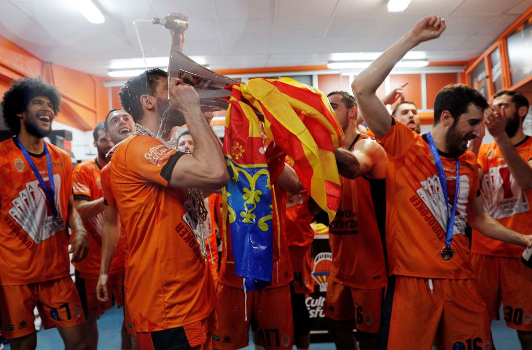 Los jugadores del Valencia Basket celebran la consecución de la Eurocup en el pabellón de la Fuente de San Luis y alzarse por cuarta vez con el segundo torneo continental de clubes. Los jugadores del Valencia Basket celebran la consecución de la Eurocup en el pabellón de la Fuente de San Luis y alzarse por cuarta vez con el segundo torneo continental de clubes.