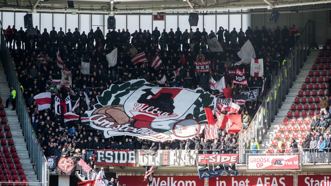 La Policía denuncia a 54 ultras del Ajax que portaban machetes y cuchillos