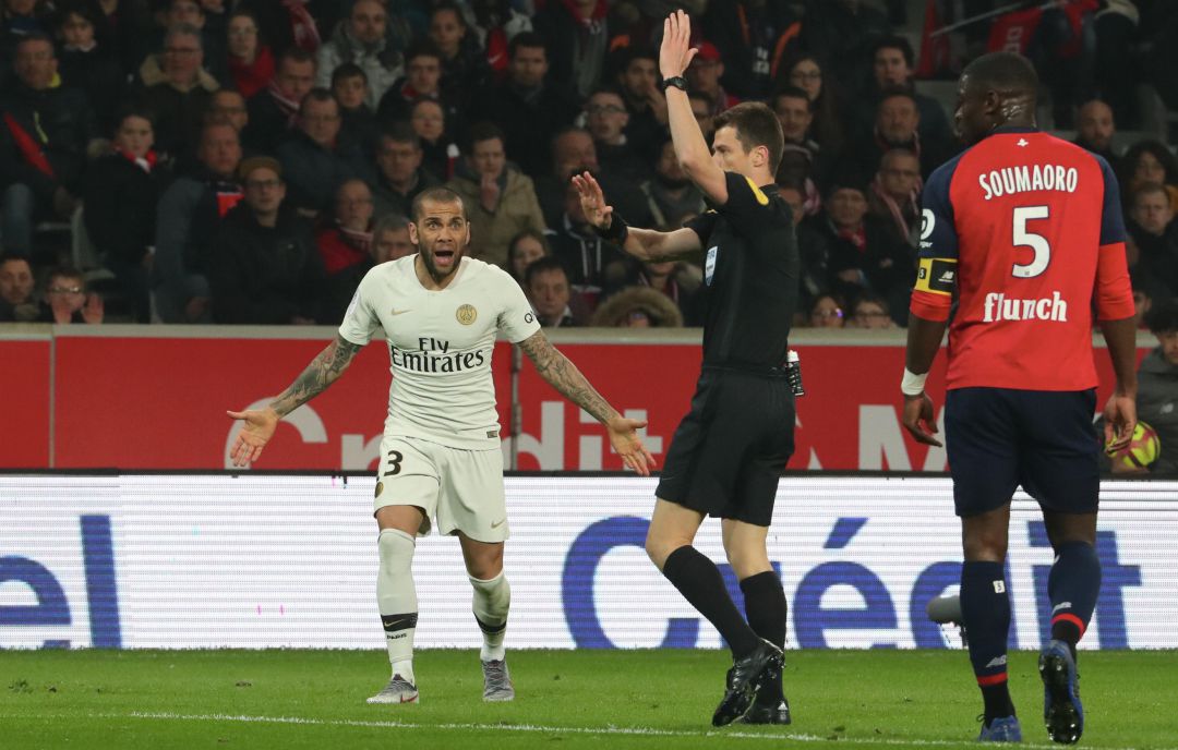 Dani Alves, durante un encuentro anterior del PSG Dani Alves, durante un encuentro anterior del PSG